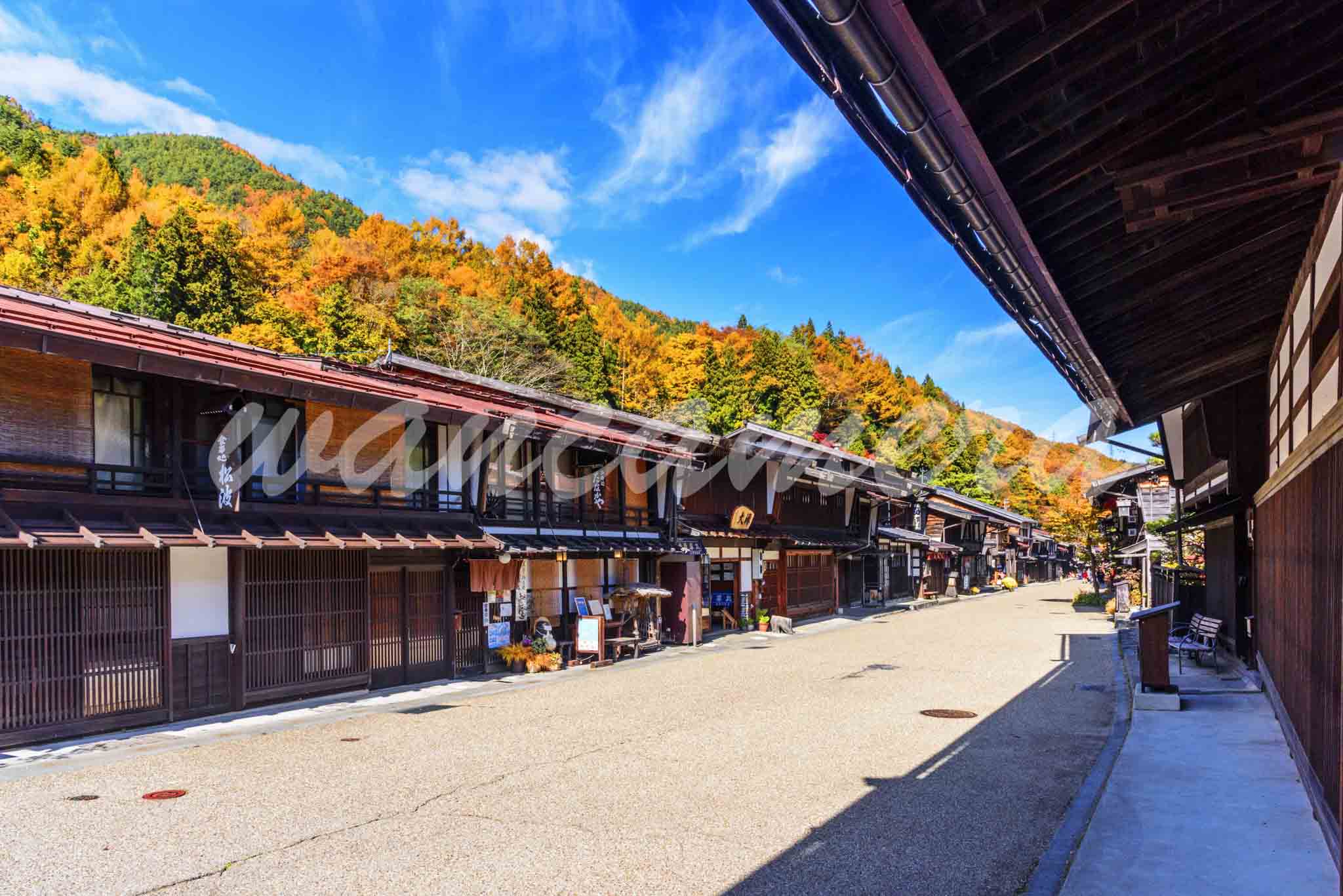 奈良井宿の紅葉　木曽路