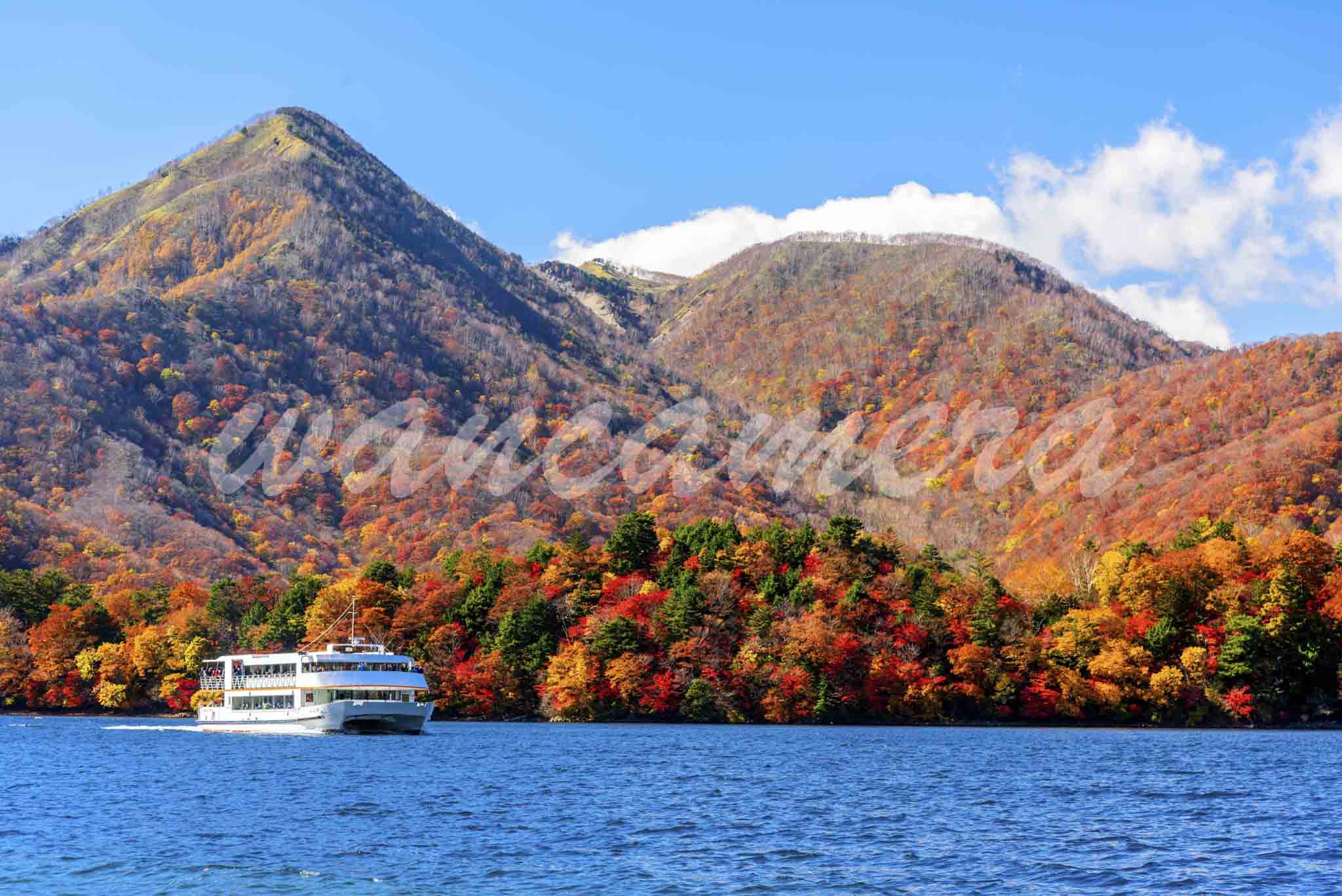 中禅寺湖の紅葉　日光　観光船